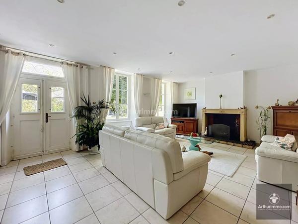 Vente                                                      Maison
                        
                     7 pièces                      290 m2                     à Renaison