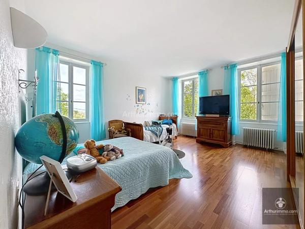 Vente                                                      Maison
                        
                     7 pièces                      290 m2                     à Renaison