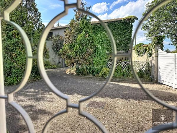 Vente                                                      Maison
                        
                     7 pièces                      290 m2                     à Renaison