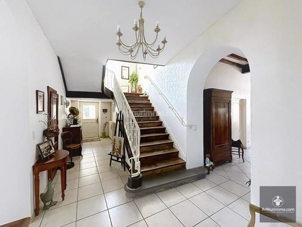 Vente                                                      Maison
                        
                     7 pièces                      290 m2                     à Renaison