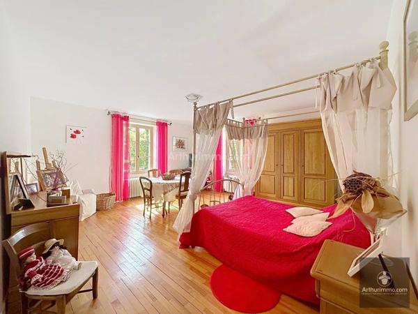 Vente                                                      Maison
                        
                     7 pièces                      290 m2                     à Renaison