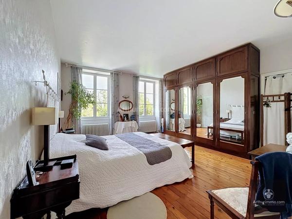 Vente                                                      Maison
                        
                     7 pièces                      290 m2                     à Renaison