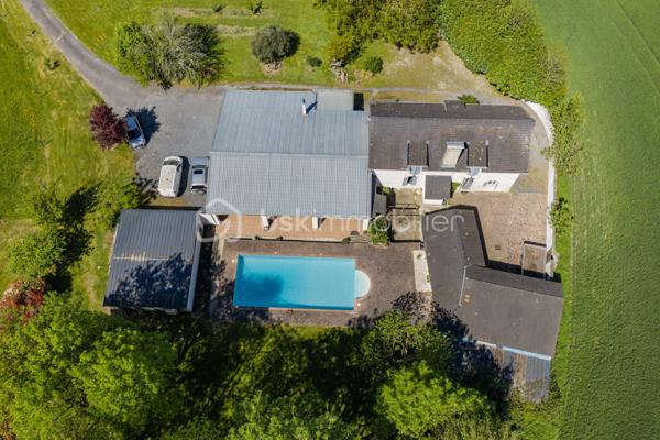 ✨ EXCLUSIVITE  AUX PORTES DE PAU ✨

Un lieu rare chargé d’histoire…

 Cet ancien moulin du XIXe siècle entièrement rénové développe environ 284 m² habitables au cœur d’un environnement privilégié de plus de 15 500 m² de parcelles.

Entre charme authentique et confort moderne, cette propriété unique séduira les amoureux de caractère et de nature.

Vous y découvrirez :
• une vaste habitation rénovée de 4 chambres
• une salle de bain et une salle d’eau
• deux WC
• une cuisine chaleureuse
. un vaste séjour de 78 m2 avec une superbe cheminée 
• trois  dressing
.une mezzanine de 18 m2 pouvant être aménagée comme une 5 -ème chambre 
• une belle buanderie avec coin cuisine aménagée 
• un grenier
• une cave voûtée en sous-sol, ancien passage d’eau à température constante de 17°

À l’extérieur :
• une superbe terrasse couverte d’environ 40 m²
• une grande piscine 
• une dépendance 
• un grand garage double chauffé et climatisé

Un bien d’exception mêlant cachet, volumes et sérénité, à seulement quelques minutes de Pau.

IDEAL POUR CHEVAUX 

📩 Plus d’informations et vidéo pour  dossier sérieux