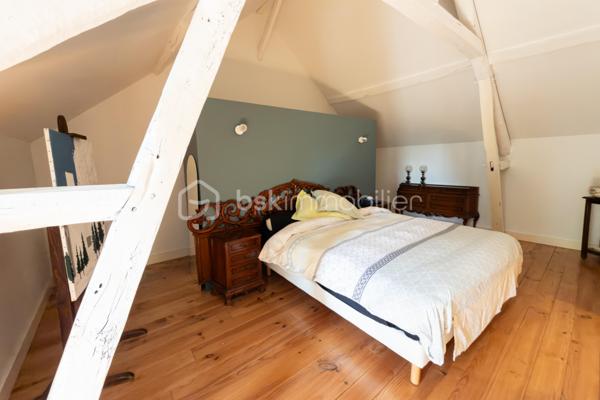 ✨ EXCLUSIVITE  AUX PORTES DE PAU ✨

Un lieu rare chargé d’histoire…

 Cet ancien moulin du XIXe siècle entièrement rénové développe environ 284 m² habitables au cœur d’un environnement privilégié de plus de 15 500 m² de parcelles.

Entre charme authentique et confort moderne, cette propriété unique séduira les amoureux de caractère et de nature.

Vous y découvrirez :
• une vaste habitation rénovée de 4 chambres
• une salle de bain et une salle d’eau
• deux WC
• une cuisine chaleureuse
. un vaste séjour de 78 m2 avec une superbe cheminée 
• trois  dressing
.une mezzanine de 18 m2 pouvant être aménagée comme une 5 -ème chambre 
• une belle buanderie avec coin cuisine aménagée 
• un grenier
• une cave voûtée en sous-sol, ancien passage d’eau à température constante de 17°

À l’extérieur :
• une superbe terrasse couverte d’environ 40 m²
• une grande piscine 
• une dépendance 
• un grand garage double chauffé et climatisé

Un bien d’exception mêlant cachet, volumes et sérénité, à seulement quelques minutes de Pau.

IDEAL POUR CHEVAUX 

📩 Plus d’informations et vidéo pour  dossier sérieux