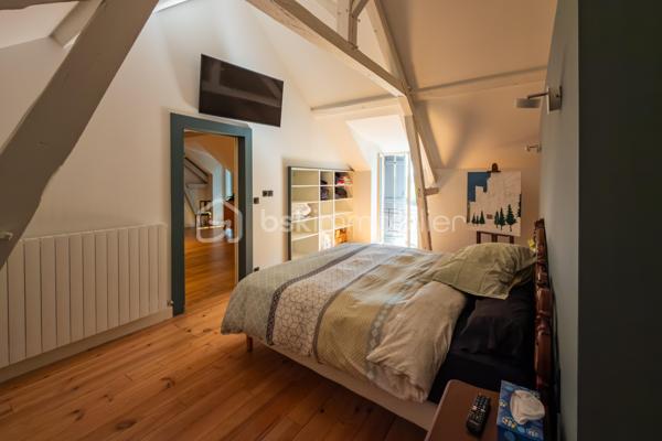 ✨ EXCLUSIVITE  AUX PORTES DE PAU ✨

Un lieu rare chargé d’histoire…

 Cet ancien moulin du XIXe siècle entièrement rénové développe environ 284 m² habitables au cœur d’un environnement privilégié de plus de 15 500 m² de parcelles.

Entre charme authentique et confort moderne, cette propriété unique séduira les amoureux de caractère et de nature.

Vous y découvrirez :
• une vaste habitation rénovée de 4 chambres
• une salle de bain et une salle d’eau
• deux WC
• une cuisine chaleureuse
. un vaste séjour de 78 m2 avec une superbe cheminée 
• trois  dressing
.une mezzanine de 18 m2 pouvant être aménagée comme une 5 -ème chambre 
• une belle buanderie avec coin cuisine aménagée 
• un grenier
• une cave voûtée en sous-sol, ancien passage d’eau à température constante de 17°

À l’extérieur :
• une superbe terrasse couverte d’environ 40 m²
• une grande piscine 
• une dépendance 
• un grand garage double chauffé et climatisé

Un bien d’exception mêlant cachet, volumes et sérénité, à seulement quelques minutes de Pau.

IDEAL POUR CHEVAUX 

📩 Plus d’informations et vidéo pour  dossier sérieux