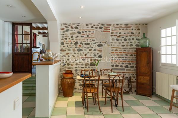 ✨ EXCLUSIVITE  AUX PORTES DE PAU ✨

Un lieu rare chargé d’histoire…

 Cet ancien moulin du XIXe siècle entièrement rénové développe environ 284 m² habitables au cœur d’un environnement privilégié de plus de 15 500 m² de parcelles.

Entre charme authentique et confort moderne, cette propriété unique séduira les amoureux de caractère et de nature.

Vous y découvrirez :
• une vaste habitation rénovée de 4 chambres
• une salle de bain et une salle d’eau
• deux WC
• une cuisine chaleureuse
. un vaste séjour de 78 m2 avec une superbe cheminée 
• trois  dressing
.une mezzanine de 18 m2 pouvant être aménagée comme une 5 -ème chambre 
• une belle buanderie avec coin cuisine aménagée 
• un grenier
• une cave voûtée en sous-sol, ancien passage d’eau à température constante de 17°

À l’extérieur :
• une superbe terrasse couverte d’environ 40 m²
• une grande piscine 
• une dépendance 
• un grand garage double chauffé et climatisé

Un bien d’exception mêlant cachet, volumes et sérénité, à seulement quelques minutes de Pau.

IDEAL POUR CHEVAUX 

📩 Plus d’informations et vidéo pour  dossier sérieux