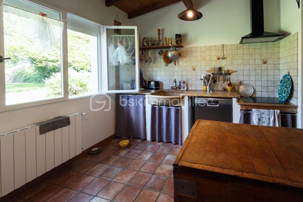 ✨ EXCLUSIVITE  AUX PORTES DE PAU ✨

Un lieu rare chargé d’histoire…

 Cet ancien moulin du XIXe siècle entièrement rénové développe environ 284 m² habitables au cœur d’un environnement privilégié de plus de 15 500 m² de parcelles.

Entre charme authentique et confort moderne, cette propriété unique séduira les amoureux de caractère et de nature.

Vous y découvrirez :
• une vaste habitation rénovée de 4 chambres
• une salle de bain et une salle d’eau
• deux WC
• une cuisine chaleureuse
. un vaste séjour de 78 m2 avec une superbe cheminée 
• trois  dressing
.une mezzanine de 18 m2 pouvant être aménagée comme une 5 -ème chambre 
• une belle buanderie avec coin cuisine aménagée 
• un grenier
• une cave voûtée en sous-sol, ancien passage d’eau à température constante de 17°

À l’extérieur :
• une superbe terrasse couverte d’environ 40 m²
• une grande piscine 
• une dépendance 
• un grand garage double chauffé et climatisé

Un bien d’exception mêlant cachet, volumes et sérénité, à seulement quelques minutes de Pau.

IDEAL POUR CHEVAUX 

📩 Plus d’informations et vidéo pour  dossier sérieux