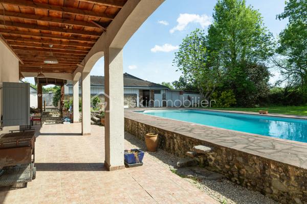 ✨ EXCLUSIVITE  AUX PORTES DE PAU ✨

Un lieu rare chargé d’histoire…

 Cet ancien moulin du XIXe siècle entièrement rénové développe environ 284 m² habitables au cœur d’un environnement privilégié de plus de 15 500 m² de parcelles.

Entre charme authentique et confort moderne, cette propriété unique séduira les amoureux de caractère et de nature.

Vous y découvrirez :
• une vaste habitation rénovée de 4 chambres
• une salle de bain et une salle d’eau
• deux WC
• une cuisine chaleureuse
. un vaste séjour de 78 m2 avec une superbe cheminée 
• trois  dressing
.une mezzanine de 18 m2 pouvant être aménagée comme une 5 -ème chambre 
• une belle buanderie avec coin cuisine aménagée 
• un grenier
• une cave voûtée en sous-sol, ancien passage d’eau à température constante de 17°

À l’extérieur :
• une superbe terrasse couverte d’environ 40 m²
• une grande piscine 
• une dépendance 
• un grand garage double chauffé et climatisé

Un bien d’exception mêlant cachet, volumes et sérénité, à seulement quelques minutes de Pau.

IDEAL POUR CHEVAUX 

📩 Plus d’informations et vidéo pour  dossier sérieux