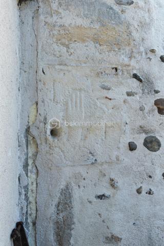 ✨ EXCLUSIVITE  AUX PORTES DE PAU ✨

Un lieu rare chargé d’histoire…

 Cet ancien moulin du XIXe siècle entièrement rénové développe environ 284 m² habitables au cœur d’un environnement privilégié de plus de 15 500 m² de parcelles.

Entre charme authentique et confort moderne, cette propriété unique séduira les amoureux de caractère et de nature.

Vous y découvrirez :
• une vaste habitation rénovée de 4 chambres
• une salle de bain et une salle d’eau
• deux WC
• une cuisine chaleureuse
. un vaste séjour de 78 m2 avec une superbe cheminée 
• trois  dressing
.une mezzanine de 18 m2 pouvant être aménagée comme une 5 -ème chambre 
• une belle buanderie avec coin cuisine aménagée 
• un grenier
• une cave voûtée en sous-sol, ancien passage d’eau à température constante de 17°

À l’extérieur :
• une superbe terrasse couverte d’environ 40 m²
• une grande piscine 
• une dépendance 
• un grand garage double chauffé et climatisé

Un bien d’exception mêlant cachet, volumes et sérénité, à seulement quelques minutes de Pau.

IDEAL POUR CHEVAUX 

📩 Plus d’informations et vidéo pour  dossier sérieux