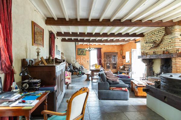 ✨ EXCLUSIVITE  AUX PORTES DE PAU ✨

Un lieu rare chargé d’histoire…

 Cet ancien moulin du XIXe siècle entièrement rénové développe environ 284 m² habitables au cœur d’un environnement privilégié de plus de 15 500 m² de parcelles.

Entre charme authentique et confort moderne, cette propriété unique séduira les amoureux de caractère et de nature.

Vous y découvrirez :
• une vaste habitation rénovée de 4 chambres
• une salle de bain et une salle d’eau
• deux WC
• une cuisine chaleureuse
. un vaste séjour de 78 m2 avec une superbe cheminée 
• trois  dressing
.une mezzanine de 18 m2 pouvant être aménagée comme une 5 -ème chambre 
• une belle buanderie avec coin cuisine aménagée 
• un grenier
• une cave voûtée en sous-sol, ancien passage d’eau à température constante de 17°

À l’extérieur :
• une superbe terrasse couverte d’environ 40 m²
• une grande piscine 
• une dépendance 
• un grand garage double chauffé et climatisé

Un bien d’exception mêlant cachet, volumes et sérénité, à seulement quelques minutes de Pau.

IDEAL POUR CHEVAUX 

📩 Plus d’informations et vidéo pour  dossier sérieux