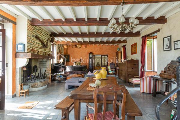 ✨ EXCLUSIVITE  AUX PORTES DE PAU ✨

Un lieu rare chargé d’histoire…

 Cet ancien moulin du XIXe siècle entièrement rénové développe environ 284 m² habitables au cœur d’un environnement privilégié de plus de 15 500 m² de parcelles.

Entre charme authentique et confort moderne, cette propriété unique séduira les amoureux de caractère et de nature.

Vous y découvrirez :
• une vaste habitation rénovée de 4 chambres
• une salle de bain et une salle d’eau
• deux WC
• une cuisine chaleureuse
. un vaste séjour de 78 m2 avec une superbe cheminée 
• trois  dressing
.une mezzanine de 18 m2 pouvant être aménagée comme une 5 -ème chambre 
• une belle buanderie avec coin cuisine aménagée 
• un grenier
• une cave voûtée en sous-sol, ancien passage d’eau à température constante de 17°

À l’extérieur :
• une superbe terrasse couverte d’environ 40 m²
• une grande piscine 
• une dépendance 
• un grand garage double chauffé et climatisé

Un bien d’exception mêlant cachet, volumes et sérénité, à seulement quelques minutes de Pau.

IDEAL POUR CHEVAUX 

📩 Plus d’informations et vidéo pour  dossier sérieux