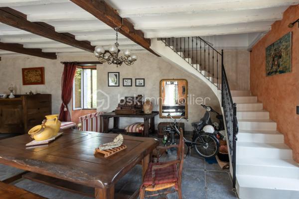 ✨ EXCLUSIVITE  AUX PORTES DE PAU ✨

Un lieu rare chargé d’histoire…

 Cet ancien moulin du XIXe siècle entièrement rénové développe environ 284 m² habitables au cœur d’un environnement privilégié de plus de 15 500 m² de parcelles.

Entre charme authentique et confort moderne, cette propriété unique séduira les amoureux de caractère et de nature.

Vous y découvrirez :
• une vaste habitation rénovée de 4 chambres
• une salle de bain et une salle d’eau
• deux WC
• une cuisine chaleureuse
. un vaste séjour de 78 m2 avec une superbe cheminée 
• trois  dressing
.une mezzanine de 18 m2 pouvant être aménagée comme une 5 -ème chambre 
• une belle buanderie avec coin cuisine aménagée 
• un grenier
• une cave voûtée en sous-sol, ancien passage d’eau à température constante de 17°

À l’extérieur :
• une superbe terrasse couverte d’environ 40 m²
• une grande piscine 
• une dépendance 
• un grand garage double chauffé et climatisé

Un bien d’exception mêlant cachet, volumes et sérénité, à seulement quelques minutes de Pau.

IDEAL POUR CHEVAUX 

📩 Plus d’informations et vidéo pour  dossier sérieux