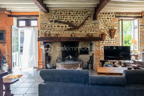 ✨ EXCLUSIVITE  AUX PORTES DE PAU ✨

Un lieu rare chargé d’histoire…

 Cet ancien moulin du XIXe siècle entièrement rénové développe environ 284 m² habitables au cœur d’un environnement privilégié de plus de 15 500 m² de parcelles.

Entre charme authentique et confort moderne, cette propriété unique séduira les amoureux de caractère et de nature.

Vous y découvrirez :
• une vaste habitation rénovée de 4 chambres
• une salle de bain et une salle d’eau
• deux WC
• une cuisine chaleureuse
. un vaste séjour de 78 m2 avec une superbe cheminée 
• trois  dressing
.une mezzanine de 18 m2 pouvant être aménagée comme une 5 -ème chambre 
• une belle buanderie avec coin cuisine aménagée 
• un grenier
• une cave voûtée en sous-sol, ancien passage d’eau à température constante de 17°

À l’extérieur :
• une superbe terrasse couverte d’environ 40 m²
• une grande piscine 
• une dépendance 
• un grand garage double chauffé et climatisé

Un bien d’exception mêlant cachet, volumes et sérénité, à seulement quelques minutes de Pau.

IDEAL POUR CHEVAUX 

📩 Plus d’informations et vidéo pour  dossier sérieux