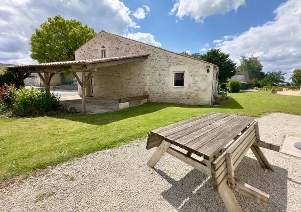 Beaucoup de Charme pour cette  Charentaise et ses 4 gîtes