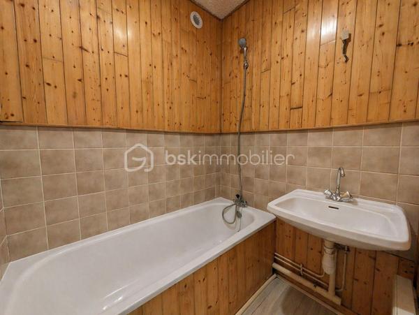 Grand T2 lumineux de 50,54 m² entièrement refait à neuf, avec balcon, parking couvert et ascenseur dans une résidence calme.

Belle pièce de vie lumineuse avec cuisine ouverte et espace convivial. Appartement flambant neuf offrant un cadre de vie moderne et confortable. Chambre agréable avec vue dégagée sur les espaces verts.

Très faibles charges de copropriété. Commerces, écoles et transports accessibles à pied. Balcon agréable et environnement résidentiel recherché.

Idéal pour un premier achat ou un investissement.

Contactez-moi rapidement pour organiser une visite.