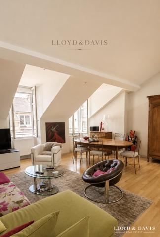 Appartement de standing au cœur d'un secteur recherché  Découvrez ce superbe appartement de standing situé dans un environnement prisé.  Il se compose d'un tres belle cuisine entiere équipée avec verriere d architecte ouvrant sur un vaste salon lumineux de 35 m², offrant un espace de vie convivial et confortable. Vous profiterez également de trois belles chambres,   La salle de bains, élégante et fonctionnelle, est équipée d'une douche à l'italienne ainsi que d'une baignoire. Deux wc indépendants complète l'ensemble.  Côté annexes, l'appartement dispose d'une cave de 6,5 m² ainsi que d'un local  pour vélos.  Les prestations de qualité incluent également un interphone avec acces sécurisé, garantissant confort et tranquillité au quotidien.  Un bien rare alliant charme, volumes généreux et emplacement privilégié.