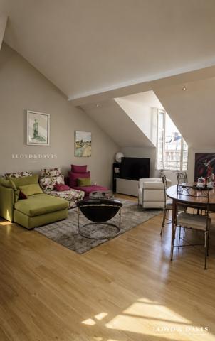 Appartement de standing au cœur d'un secteur recherché  Découvrez ce superbe appartement de standing situé dans un environnement prisé.  Il se compose d'un tres belle cuisine entiere équipée avec verriere d architecte ouvrant sur un vaste salon lumineux de 35 m², offrant un espace de vie convivial et confortable. Vous profiterez également de trois belles chambres,   La salle de bains, élégante et fonctionnelle, est équipée d'une douche à l'italienne ainsi que d'une baignoire. Deux wc indépendants complète l'ensemble.  Côté annexes, l'appartement dispose d'une cave de 6,5 m² ainsi que d'un local  pour vélos.  Les prestations de qualité incluent également un interphone avec acces sécurisé, garantissant confort et tranquillité au quotidien.  Un bien rare alliant charme, volumes généreux et emplacement privilégié.