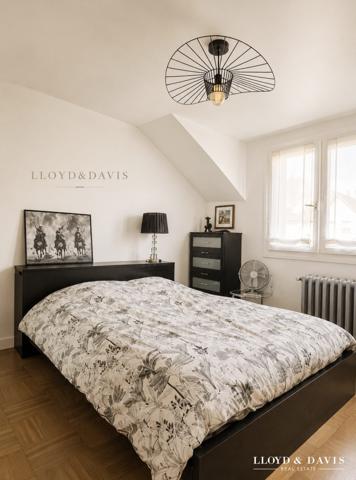 Appartement de standing au cœur d'un secteur recherché  Découvrez ce superbe appartement de standing situé dans un environnement prisé.  Il se compose d'un tres belle cuisine entiere équipée avec verriere d architecte ouvrant sur un vaste salon lumineux de 35 m², offrant un espace de vie convivial et confortable. Vous profiterez également de trois belles chambres,   La salle de bains, élégante et fonctionnelle, est équipée d'une douche à l'italienne ainsi que d'une baignoire. Deux wc indépendants complète l'ensemble.  Côté annexes, l'appartement dispose d'une cave de 6,5 m² ainsi que d'un local  pour vélos.  Les prestations de qualité incluent également un interphone avec acces sécurisé, garantissant confort et tranquillité au quotidien.  Un bien rare alliant charme, volumes généreux et emplacement privilégié.