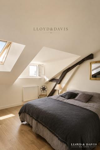 Appartement de standing au cœur d'un secteur recherché  Découvrez ce superbe appartement de standing situé dans un environnement prisé.  Il se compose d'un tres belle cuisine entiere équipée avec verriere d architecte ouvrant sur un vaste salon lumineux de 35 m², offrant un espace de vie convivial et confortable. Vous profiterez également de trois belles chambres,   La salle de bains, élégante et fonctionnelle, est équipée d'une douche à l'italienne ainsi que d'une baignoire. Deux wc indépendants complète l'ensemble.  Côté annexes, l'appartement dispose d'une cave de 6,5 m² ainsi que d'un local  pour vélos.  Les prestations de qualité incluent également un interphone avec acces sécurisé, garantissant confort et tranquillité au quotidien.  Un bien rare alliant charme, volumes généreux et emplacement privilégié.