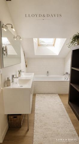 Appartement de standing au cœur d'un secteur recherché  Découvrez ce superbe appartement de standing situé dans un environnement prisé.  Il se compose d'un tres belle cuisine entiere équipée avec verriere d architecte ouvrant sur un vaste salon lumineux de 35 m², offrant un espace de vie convivial et confortable. Vous profiterez également de trois belles chambres,   La salle de bains, élégante et fonctionnelle, est équipée d'une douche à l'italienne ainsi que d'une baignoire. Deux wc indépendants complète l'ensemble.  Côté annexes, l'appartement dispose d'une cave de 6,5 m² ainsi que d'un local  pour vélos.  Les prestations de qualité incluent également un interphone avec acces sécurisé, garantissant confort et tranquillité au quotidien.  Un bien rare alliant charme, volumes généreux et emplacement privilégié.