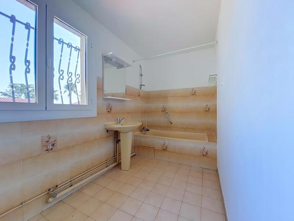 Villa 3 faces avec piscine à 200 m du lac!