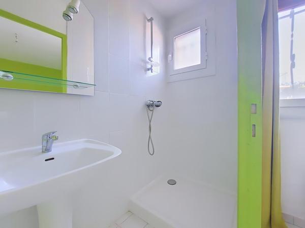 Villa 3 faces avec piscine à 200 m du lac!