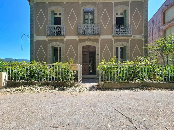 Une authentique maison de caractère aux volumes remarquables, idéale pour une grande famille ou un projet touristique.