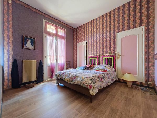 Une authentique maison de caractère aux volumes remarquables, idéale pour une grande famille ou un projet touristique.