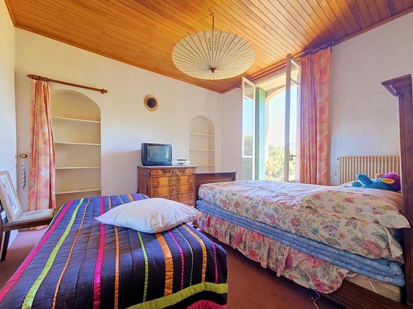 Une authentique maison de caractère aux volumes remarquables, idéale pour une grande famille ou un projet touristique.