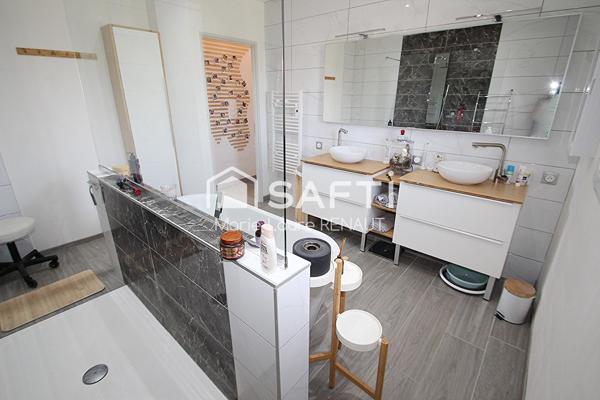 EN VENTE INTERACTIVE : Villa récente de plain-pied avec espace bien-être et vue campagne
