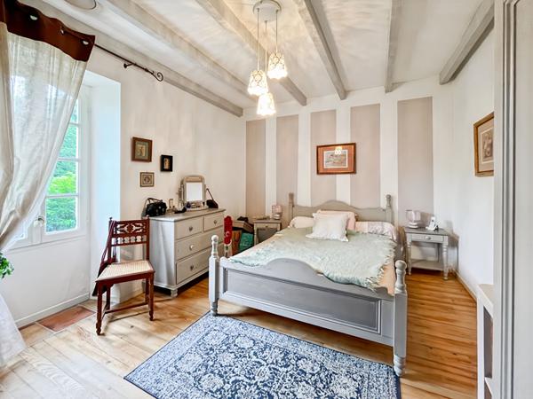 A VENDRE - Superbe maison en pierre avec dépendance et piscine