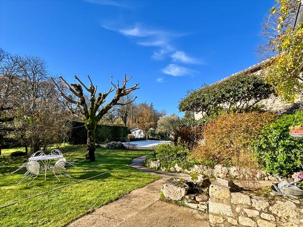 A VENDRE - Superbe maison en pierre avec dépendance et piscine