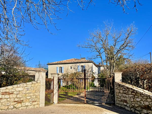 A VENDRE - Superbe maison en pierre avec dépendance et piscine
