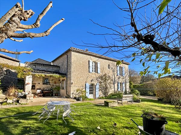 A VENDRE - Superbe maison en pierre avec dépendance et piscine
