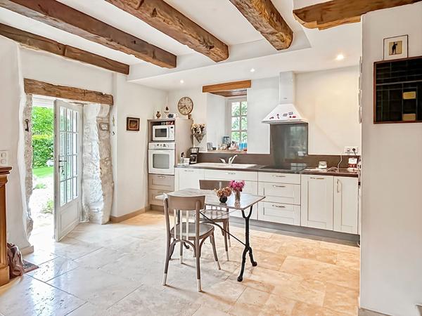 A VENDRE - Superbe maison en pierre avec dépendance et piscine