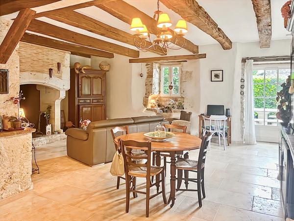 A VENDRE - Superbe maison en pierre avec dépendance et piscine