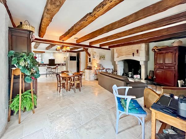 A VENDRE - Superbe maison en pierre avec dépendance et piscine