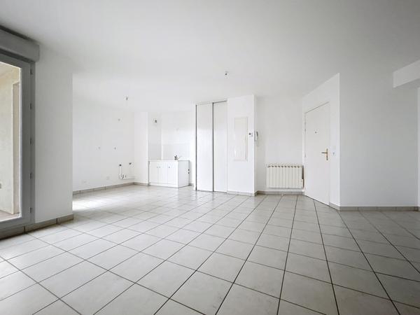 CRAPONNE T3 lumineux de plus de 61m² avec balcon au calme, grande pièce de vie et garage