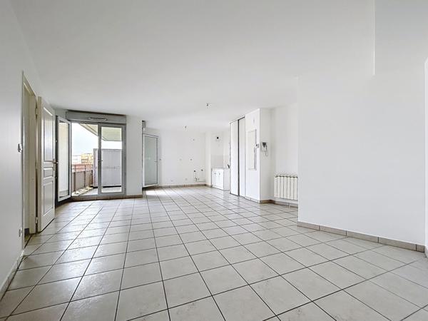 CRAPONNE T3 lumineux de plus de 61m² avec balcon au calme, grande pièce de vie et garage