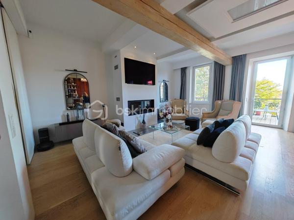 BSKIMMOBILIER - Valérie Barbieri vous propose à la vente, 
Certaines maisons se visitent… d'autres se vivent. Celle-ci est une véritable invitation au coup de cœur.
Derrière sa façade discrète se cache un bien rare de près de 200 m² entièrement rénové avec des matériaux de qualité et une attention particulière portée à chaque détail. Un univers élégant et raffiné où charme, confort et originalité se rencontrent harmonieusement.
Dès le rez-de-chaussée, vous découvrirez un vaste garage, une cave à vin, un dressing, ainsi qu'un magnifique espace extérieur composé d'un jardinet intimiste de 50 m², d'une cuisine d'été et d'une piscine propice à la détente et aux moments de convivialité.
Le premier étage dévoile une spectaculaire pièce de vie baignée de lumière de plus de 45 m² avec cheminée insert, espace bar et coin lecture. Une terrasse suspendue prolonge cet espace chaleureux. La cuisine haut de gamme, parfaitement équipée, s'ouvre sur une élégante salle à manger pensée pour recevoir famille et amis dans une ambiance conviviale.
Au deuxième étage, la somptueuse suite parentale de 56 m² séduira les amateurs de confort absolu avec son dressing, sa salle de bains privative équipée d'une baignoire et d'une douche grand format, ainsi que ses toilettes indépendantes. Deux autres chambres complètent ce niveau, dont une avec mezzanine, accompagnées d'une salle d'eau.
Enfin, au dernier étage, une charmante chambre mansardée avec salle d'eau privative vous attend. Véritable signature de cette maison : une incroyable bibliothèque suspendue en verre qui apporte une touche architecturale unique et spectaculaire.
Les prestations sont irréprochables, les volumes généreux et la décoration particulièrement soignée. Chaque pièce raconte une histoire et dégage une atmosphère chaleureuse et envoûtante.
❤️ Un bien rare sur le marché, idéal pour les amoureux de l'authentique, du confort et des prestations haut de gamme.
Coup de cœur garanti dès les premiers instants
Me contacter pour de plus amples informations et une visite ...