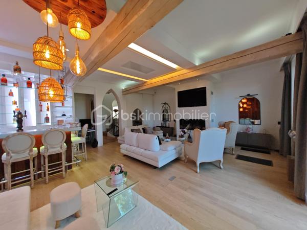 BSKIMMOBILIER - Valérie Barbieri vous propose à la vente, 
Certaines maisons se visitent… d'autres se vivent. Celle-ci est une véritable invitation au coup de cœur.
Derrière sa façade discrète se cache un bien rare de près de 200 m² entièrement rénové avec des matériaux de qualité et une attention particulière portée à chaque détail. Un univers élégant et raffiné où charme, confort et originalité se rencontrent harmonieusement.
Dès le rez-de-chaussée, vous découvrirez un vaste garage, une cave à vin, un dressing, ainsi qu'un magnifique espace extérieur composé d'un jardinet intimiste de 50 m², d'une cuisine d'été et d'une piscine propice à la détente et aux moments de convivialité.
Le premier étage dévoile une spectaculaire pièce de vie baignée de lumière de plus de 45 m² avec cheminée insert, espace bar et coin lecture. Une terrasse suspendue prolonge cet espace chaleureux. La cuisine haut de gamme, parfaitement équipée, s'ouvre sur une élégante salle à manger pensée pour recevoir famille et amis dans une ambiance conviviale.
Au deuxième étage, la somptueuse suite parentale de 56 m² séduira les amateurs de confort absolu avec son dressing, sa salle de bains privative équipée d'une baignoire et d'une douche grand format, ainsi que ses toilettes indépendantes. Deux autres chambres complètent ce niveau, dont une avec mezzanine, accompagnées d'une salle d'eau.
Enfin, au dernier étage, une charmante chambre mansardée avec salle d'eau privative vous attend. Véritable signature de cette maison : une incroyable bibliothèque suspendue en verre qui apporte une touche architecturale unique et spectaculaire.
Les prestations sont irréprochables, les volumes généreux et la décoration particulièrement soignée. Chaque pièce raconte une histoire et dégage une atmosphère chaleureuse et envoûtante.
❤️ Un bien rare sur le marché, idéal pour les amoureux de l'authentique, du confort et des prestations haut de gamme.
Coup de cœur garanti dès les premiers instants
Me contacter pour de plus amples informations et une visite ...