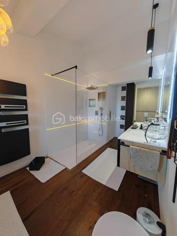 BSKIMMOBILIER - Valérie Barbieri vous propose à la vente, 
Certaines maisons se visitent… d'autres se vivent. Celle-ci est une véritable invitation au coup de cœur.
Derrière sa façade discrète se cache un bien rare de près de 200 m² entièrement rénové avec des matériaux de qualité et une attention particulière portée à chaque détail. Un univers élégant et raffiné où charme, confort et originalité se rencontrent harmonieusement.
Dès le rez-de-chaussée, vous découvrirez un vaste garage, une cave à vin, un dressing, ainsi qu'un magnifique espace extérieur composé d'un jardinet intimiste de 50 m², d'une cuisine d'été et d'une piscine propice à la détente et aux moments de convivialité.
Le premier étage dévoile une spectaculaire pièce de vie baignée de lumière de plus de 45 m² avec cheminée insert, espace bar et coin lecture. Une terrasse suspendue prolonge cet espace chaleureux. La cuisine haut de gamme, parfaitement équipée, s'ouvre sur une élégante salle à manger pensée pour recevoir famille et amis dans une ambiance conviviale.
Au deuxième étage, la somptueuse suite parentale de 56 m² séduira les amateurs de confort absolu avec son dressing, sa salle de bains privative équipée d'une baignoire et d'une douche grand format, ainsi que ses toilettes indépendantes. Deux autres chambres complètent ce niveau, dont une avec mezzanine, accompagnées d'une salle d'eau.
Enfin, au dernier étage, une charmante chambre mansardée avec salle d'eau privative vous attend. Véritable signature de cette maison : une incroyable bibliothèque suspendue en verre qui apporte une touche architecturale unique et spectaculaire.
Les prestations sont irréprochables, les volumes généreux et la décoration particulièrement soignée. Chaque pièce raconte une histoire et dégage une atmosphère chaleureuse et envoûtante.
❤️ Un bien rare sur le marché, idéal pour les amoureux de l'authentique, du confort et des prestations haut de gamme.
Coup de cœur garanti dès les premiers instants
Me contacter pour de plus amples informations et une visite ...