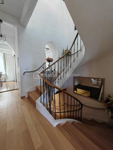 BSKIMMOBILIER - Valérie Barbieri vous propose à la vente, 
Certaines maisons se visitent… d'autres se vivent. Celle-ci est une véritable invitation au coup de cœur.
Derrière sa façade discrète se cache un bien rare de près de 200 m² entièrement rénové avec des matériaux de qualité et une attention particulière portée à chaque détail. Un univers élégant et raffiné où charme, confort et originalité se rencontrent harmonieusement.
Dès le rez-de-chaussée, vous découvrirez un vaste garage, une cave à vin, un dressing, ainsi qu'un magnifique espace extérieur composé d'un jardinet intimiste de 50 m², d'une cuisine d'été et d'une piscine propice à la détente et aux moments de convivialité.
Le premier étage dévoile une spectaculaire pièce de vie baignée de lumière de plus de 45 m² avec cheminée insert, espace bar et coin lecture. Une terrasse suspendue prolonge cet espace chaleureux. La cuisine haut de gamme, parfaitement équipée, s'ouvre sur une élégante salle à manger pensée pour recevoir famille et amis dans une ambiance conviviale.
Au deuxième étage, la somptueuse suite parentale de 56 m² séduira les amateurs de confort absolu avec son dressing, sa salle de bains privative équipée d'une baignoire et d'une douche grand format, ainsi que ses toilettes indépendantes. Deux autres chambres complètent ce niveau, dont une avec mezzanine, accompagnées d'une salle d'eau.
Enfin, au dernier étage, une charmante chambre mansardée avec salle d'eau privative vous attend. Véritable signature de cette maison : une incroyable bibliothèque suspendue en verre qui apporte une touche architecturale unique et spectaculaire.
Les prestations sont irréprochables, les volumes généreux et la décoration particulièrement soignée. Chaque pièce raconte une histoire et dégage une atmosphère chaleureuse et envoûtante.
❤️ Un bien rare sur le marché, idéal pour les amoureux de l'authentique, du confort et des prestations haut de gamme.
Coup de cœur garanti dès les premiers instants
Me contacter pour de plus amples informations et une visite ...