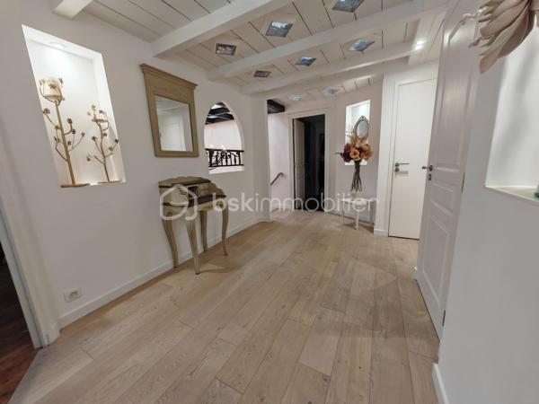 BSKIMMOBILIER - Valérie Barbieri vous propose à la vente, 
Certaines maisons se visitent… d'autres se vivent. Celle-ci est une véritable invitation au coup de cœur.
Derrière sa façade discrète se cache un bien rare de près de 200 m² entièrement rénové avec des matériaux de qualité et une attention particulière portée à chaque détail. Un univers élégant et raffiné où charme, confort et originalité se rencontrent harmonieusement.
Dès le rez-de-chaussée, vous découvrirez un vaste garage, une cave à vin, un dressing, ainsi qu'un magnifique espace extérieur composé d'un jardinet intimiste de 50 m², d'une cuisine d'été et d'une piscine propice à la détente et aux moments de convivialité.
Le premier étage dévoile une spectaculaire pièce de vie baignée de lumière de plus de 45 m² avec cheminée insert, espace bar et coin lecture. Une terrasse suspendue prolonge cet espace chaleureux. La cuisine haut de gamme, parfaitement équipée, s'ouvre sur une élégante salle à manger pensée pour recevoir famille et amis dans une ambiance conviviale.
Au deuxième étage, la somptueuse suite parentale de 56 m² séduira les amateurs de confort absolu avec son dressing, sa salle de bains privative équipée d'une baignoire et d'une douche grand format, ainsi que ses toilettes indépendantes. Deux autres chambres complètent ce niveau, dont une avec mezzanine, accompagnées d'une salle d'eau.
Enfin, au dernier étage, une charmante chambre mansardée avec salle d'eau privative vous attend. Véritable signature de cette maison : une incroyable bibliothèque suspendue en verre qui apporte une touche architecturale unique et spectaculaire.
Les prestations sont irréprochables, les volumes généreux et la décoration particulièrement soignée. Chaque pièce raconte une histoire et dégage une atmosphère chaleureuse et envoûtante.
❤️ Un bien rare sur le marché, idéal pour les amoureux de l'authentique, du confort et des prestations haut de gamme.
Coup de cœur garanti dès les premiers instants
Me contacter pour de plus amples informations et une visite ...