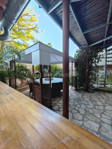 BSKIMMOBILIER - Valérie Barbieri vous propose à la vente, 
Certaines maisons se visitent… d'autres se vivent. Celle-ci est une véritable invitation au coup de cœur.
Derrière sa façade discrète se cache un bien rare de près de 200 m² entièrement rénové avec des matériaux de qualité et une attention particulière portée à chaque détail. Un univers élégant et raffiné où charme, confort et originalité se rencontrent harmonieusement.
Dès le rez-de-chaussée, vous découvrirez un vaste garage, une cave à vin, un dressing, ainsi qu'un magnifique espace extérieur composé d'un jardinet intimiste de 50 m², d'une cuisine d'été et d'une piscine propice à la détente et aux moments de convivialité.
Le premier étage dévoile une spectaculaire pièce de vie baignée de lumière de plus de 45 m² avec cheminée insert, espace bar et coin lecture. Une terrasse suspendue prolonge cet espace chaleureux. La cuisine haut de gamme, parfaitement équipée, s'ouvre sur une élégante salle à manger pensée pour recevoir famille et amis dans une ambiance conviviale.
Au deuxième étage, la somptueuse suite parentale de 56 m² séduira les amateurs de confort absolu avec son dressing, sa salle de bains privative équipée d'une baignoire et d'une douche grand format, ainsi que ses toilettes indépendantes. Deux autres chambres complètent ce niveau, dont une avec mezzanine, accompagnées d'une salle d'eau.
Enfin, au dernier étage, une charmante chambre mansardée avec salle d'eau privative vous attend. Véritable signature de cette maison : une incroyable bibliothèque suspendue en verre qui apporte une touche architecturale unique et spectaculaire.
Les prestations sont irréprochables, les volumes généreux et la décoration particulièrement soignée. Chaque pièce raconte une histoire et dégage une atmosphère chaleureuse et envoûtante.
❤️ Un bien rare sur le marché, idéal pour les amoureux de l'authentique, du confort et des prestations haut de gamme.
Coup de cœur garanti dès les premiers instants
Me contacter pour de plus amples informations et une visite ...