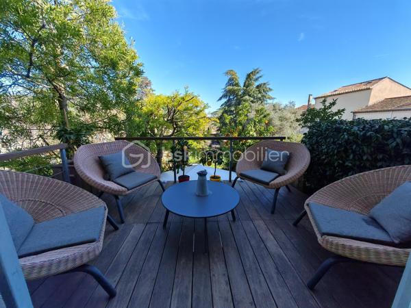 BSKIMMOBILIER - Valérie Barbieri vous propose à la vente, 
Certaines maisons se visitent… d'autres se vivent. Celle-ci est une véritable invitation au coup de cœur.
Derrière sa façade discrète se cache un bien rare de près de 200 m² entièrement rénové avec des matériaux de qualité et une attention particulière portée à chaque détail. Un univers élégant et raffiné où charme, confort et originalité se rencontrent harmonieusement.
Dès le rez-de-chaussée, vous découvrirez un vaste garage, une cave à vin, un dressing, ainsi qu'un magnifique espace extérieur composé d'un jardinet intimiste de 50 m², d'une cuisine d'été et d'une piscine propice à la détente et aux moments de convivialité.
Le premier étage dévoile une spectaculaire pièce de vie baignée de lumière de plus de 45 m² avec cheminée insert, espace bar et coin lecture. Une terrasse suspendue prolonge cet espace chaleureux. La cuisine haut de gamme, parfaitement équipée, s'ouvre sur une élégante salle à manger pensée pour recevoir famille et amis dans une ambiance conviviale.
Au deuxième étage, la somptueuse suite parentale de 56 m² séduira les amateurs de confort absolu avec son dressing, sa salle de bains privative équipée d'une baignoire et d'une douche grand format, ainsi que ses toilettes indépendantes. Deux autres chambres complètent ce niveau, dont une avec mezzanine, accompagnées d'une salle d'eau.
Enfin, au dernier étage, une charmante chambre mansardée avec salle d'eau privative vous attend. Véritable signature de cette maison : une incroyable bibliothèque suspendue en verre qui apporte une touche architecturale unique et spectaculaire.
Les prestations sont irréprochables, les volumes généreux et la décoration particulièrement soignée. Chaque pièce raconte une histoire et dégage une atmosphère chaleureuse et envoûtante.
❤️ Un bien rare sur le marché, idéal pour les amoureux de l'authentique, du confort et des prestations haut de gamme.
Coup de cœur garanti dès les premiers instants
Me contacter pour de plus amples informations et une visite ...