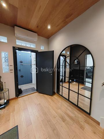 BSKIMMOBILIER - Valérie Barbieri vous propose à la vente, 
Certaines maisons se visitent… d'autres se vivent. Celle-ci est une véritable invitation au coup de cœur.
Derrière sa façade discrète se cache un bien rare de près de 200 m² entièrement rénové avec des matériaux de qualité et une attention particulière portée à chaque détail. Un univers élégant et raffiné où charme, confort et originalité se rencontrent harmonieusement.
Dès le rez-de-chaussée, vous découvrirez un vaste garage, une cave à vin, un dressing, ainsi qu'un magnifique espace extérieur composé d'un jardinet intimiste de 50 m², d'une cuisine d'été et d'une piscine propice à la détente et aux moments de convivialité.
Le premier étage dévoile une spectaculaire pièce de vie baignée de lumière de plus de 45 m² avec cheminée insert, espace bar et coin lecture. Une terrasse suspendue prolonge cet espace chaleureux. La cuisine haut de gamme, parfaitement équipée, s'ouvre sur une élégante salle à manger pensée pour recevoir famille et amis dans une ambiance conviviale.
Au deuxième étage, la somptueuse suite parentale de 56 m² séduira les amateurs de confort absolu avec son dressing, sa salle de bains privative équipée d'une baignoire et d'une douche grand format, ainsi que ses toilettes indépendantes. Deux autres chambres complètent ce niveau, dont une avec mezzanine, accompagnées d'une salle d'eau.
Enfin, au dernier étage, une charmante chambre mansardée avec salle d'eau privative vous attend. Véritable signature de cette maison : une incroyable bibliothèque suspendue en verre qui apporte une touche architecturale unique et spectaculaire.
Les prestations sont irréprochables, les volumes généreux et la décoration particulièrement soignée. Chaque pièce raconte une histoire et dégage une atmosphère chaleureuse et envoûtante.
❤️ Un bien rare sur le marché, idéal pour les amoureux de l'authentique, du confort et des prestations haut de gamme.
Coup de cœur garanti dès les premiers instants
Me contacter pour de plus amples informations et une visite ...