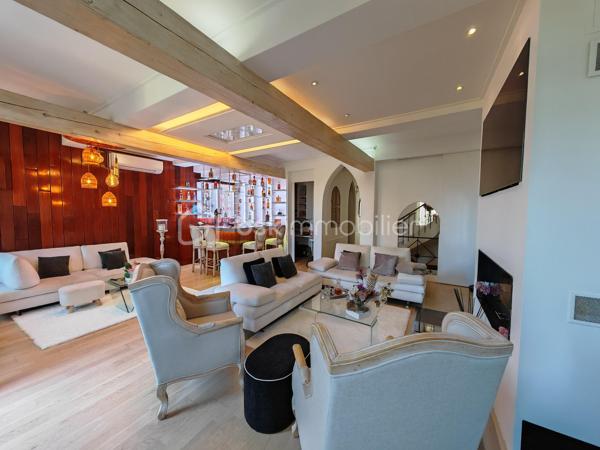 BSKIMMOBILIER - Valérie Barbieri vous propose à la vente, 
Certaines maisons se visitent… d'autres se vivent. Celle-ci est une véritable invitation au coup de cœur.
Derrière sa façade discrète se cache un bien rare de près de 200 m² entièrement rénové avec des matériaux de qualité et une attention particulière portée à chaque détail. Un univers élégant et raffiné où charme, confort et originalité se rencontrent harmonieusement.
Dès le rez-de-chaussée, vous découvrirez un vaste garage, une cave à vin, un dressing, ainsi qu'un magnifique espace extérieur composé d'un jardinet intimiste de 50 m², d'une cuisine d'été et d'une piscine propice à la détente et aux moments de convivialité.
Le premier étage dévoile une spectaculaire pièce de vie baignée de lumière de plus de 45 m² avec cheminée insert, espace bar et coin lecture. Une terrasse suspendue prolonge cet espace chaleureux. La cuisine haut de gamme, parfaitement équipée, s'ouvre sur une élégante salle à manger pensée pour recevoir famille et amis dans une ambiance conviviale.
Au deuxième étage, la somptueuse suite parentale de 56 m² séduira les amateurs de confort absolu avec son dressing, sa salle de bains privative équipée d'une baignoire et d'une douche grand format, ainsi que ses toilettes indépendantes. Deux autres chambres complètent ce niveau, dont une avec mezzanine, accompagnées d'une salle d'eau.
Enfin, au dernier étage, une charmante chambre mansardée avec salle d'eau privative vous attend. Véritable signature de cette maison : une incroyable bibliothèque suspendue en verre qui apporte une touche architecturale unique et spectaculaire.
Les prestations sont irréprochables, les volumes généreux et la décoration particulièrement soignée. Chaque pièce raconte une histoire et dégage une atmosphère chaleureuse et envoûtante.
❤️ Un bien rare sur le marché, idéal pour les amoureux de l'authentique, du confort et des prestations haut de gamme.
Coup de cœur garanti dès les premiers instants
Me contacter pour de plus amples informations et une visite ...