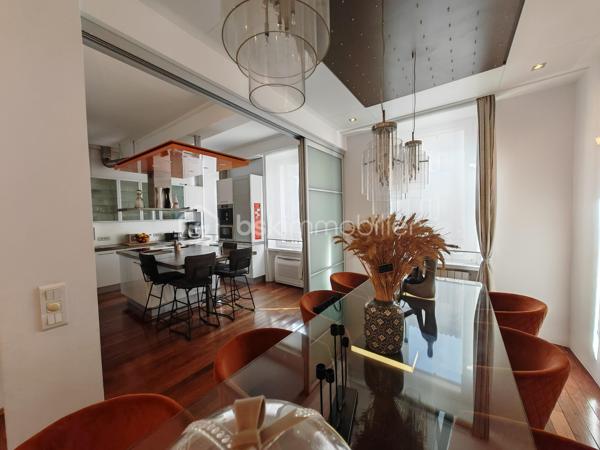 BSKIMMOBILIER - Valérie Barbieri vous propose à la vente, 
Certaines maisons se visitent… d'autres se vivent. Celle-ci est une véritable invitation au coup de cœur.
Derrière sa façade discrète se cache un bien rare de près de 200 m² entièrement rénové avec des matériaux de qualité et une attention particulière portée à chaque détail. Un univers élégant et raffiné où charme, confort et originalité se rencontrent harmonieusement.
Dès le rez-de-chaussée, vous découvrirez un vaste garage, une cave à vin, un dressing, ainsi qu'un magnifique espace extérieur composé d'un jardinet intimiste de 50 m², d'une cuisine d'été et d'une piscine propice à la détente et aux moments de convivialité.
Le premier étage dévoile une spectaculaire pièce de vie baignée de lumière de plus de 45 m² avec cheminée insert, espace bar et coin lecture. Une terrasse suspendue prolonge cet espace chaleureux. La cuisine haut de gamme, parfaitement équipée, s'ouvre sur une élégante salle à manger pensée pour recevoir famille et amis dans une ambiance conviviale.
Au deuxième étage, la somptueuse suite parentale de 56 m² séduira les amateurs de confort absolu avec son dressing, sa salle de bains privative équipée d'une baignoire et d'une douche grand format, ainsi que ses toilettes indépendantes. Deux autres chambres complètent ce niveau, dont une avec mezzanine, accompagnées d'une salle d'eau.
Enfin, au dernier étage, une charmante chambre mansardée avec salle d'eau privative vous attend. Véritable signature de cette maison : une incroyable bibliothèque suspendue en verre qui apporte une touche architecturale unique et spectaculaire.
Les prestations sont irréprochables, les volumes généreux et la décoration particulièrement soignée. Chaque pièce raconte une histoire et dégage une atmosphère chaleureuse et envoûtante.
❤️ Un bien rare sur le marché, idéal pour les amoureux de l'authentique, du confort et des prestations haut de gamme.
Coup de cœur garanti dès les premiers instants
Me contacter pour de plus amples informations et une visite ...