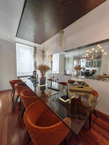 BSKIMMOBILIER - Valérie Barbieri vous propose à la vente, 
Certaines maisons se visitent… d'autres se vivent. Celle-ci est une véritable invitation au coup de cœur.
Derrière sa façade discrète se cache un bien rare de près de 200 m² entièrement rénové avec des matériaux de qualité et une attention particulière portée à chaque détail. Un univers élégant et raffiné où charme, confort et originalité se rencontrent harmonieusement.
Dès le rez-de-chaussée, vous découvrirez un vaste garage, une cave à vin, un dressing, ainsi qu'un magnifique espace extérieur composé d'un jardinet intimiste de 50 m², d'une cuisine d'été et d'une piscine propice à la détente et aux moments de convivialité.
Le premier étage dévoile une spectaculaire pièce de vie baignée de lumière de plus de 45 m² avec cheminée insert, espace bar et coin lecture. Une terrasse suspendue prolonge cet espace chaleureux. La cuisine haut de gamme, parfaitement équipée, s'ouvre sur une élégante salle à manger pensée pour recevoir famille et amis dans une ambiance conviviale.
Au deuxième étage, la somptueuse suite parentale de 56 m² séduira les amateurs de confort absolu avec son dressing, sa salle de bains privative équipée d'une baignoire et d'une douche grand format, ainsi que ses toilettes indépendantes. Deux autres chambres complètent ce niveau, dont une avec mezzanine, accompagnées d'une salle d'eau.
Enfin, au dernier étage, une charmante chambre mansardée avec salle d'eau privative vous attend. Véritable signature de cette maison : une incroyable bibliothèque suspendue en verre qui apporte une touche architecturale unique et spectaculaire.
Les prestations sont irréprochables, les volumes généreux et la décoration particulièrement soignée. Chaque pièce raconte une histoire et dégage une atmosphère chaleureuse et envoûtante.
❤️ Un bien rare sur le marché, idéal pour les amoureux de l'authentique, du confort et des prestations haut de gamme.
Coup de cœur garanti dès les premiers instants
Me contacter pour de plus amples informations et une visite ...